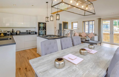 Newbury Ski Chalet | Family-Friendly 3 Bedroom Retreat in Newbury with Spa
