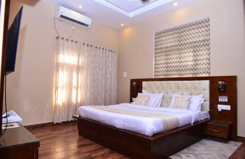 Sonepat House | Pet-Friendly Signature Villa with Relaxing Hot Tub