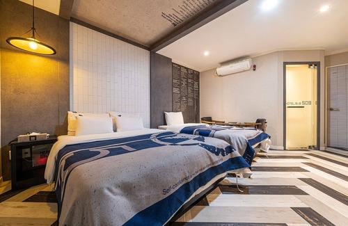 Siheung Hotel | Eco-Friendly Siheung B and B with Family Amenities