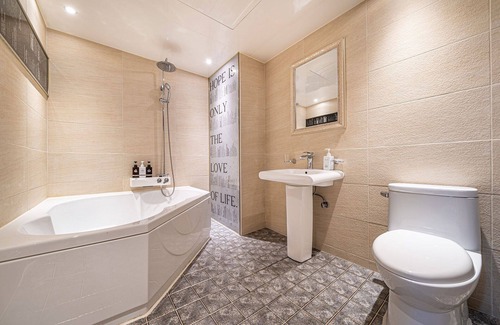 Siheung Hotel | Eco-Friendly Siheung B and B with Family Amenities