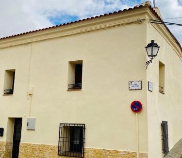 Borox House | Explore SILBO RURAL: Family-Friendly Retreat with Breakfast