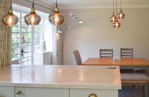 Baslow House | Silcrest: Pet-Friendly Retreat with Hot Tub & Family Fun