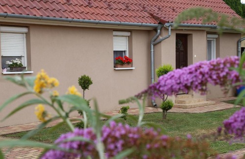 Sarvar House | Family-Friendly Silentium Garden Apartman in Sárvár