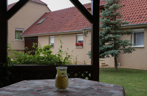 Sarvar House | Family-Friendly Silentium Garden Apartman in Sárvár