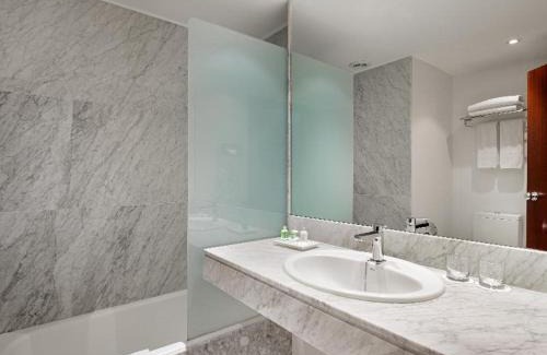 El Grao de Castellon Hotel | Discover Silken Turcosa: Family-Friendly & Pet Welcoming