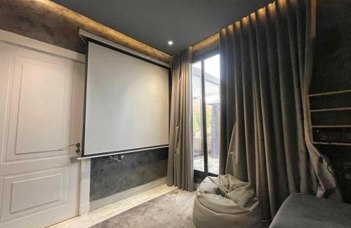 Al Hamra Apartment | Silkhaus Luxe Outdoor Jacuzzi Private Theater
