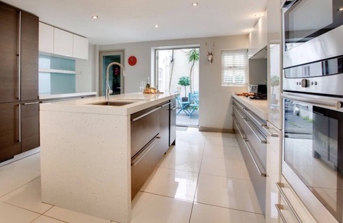 Brighton City Centre House | Contemporary City Centre Home with Ocean View & Pool