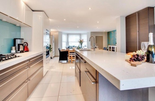 Brighton City Centre House | Contemporary City Centre Home with Ocean View & Pool