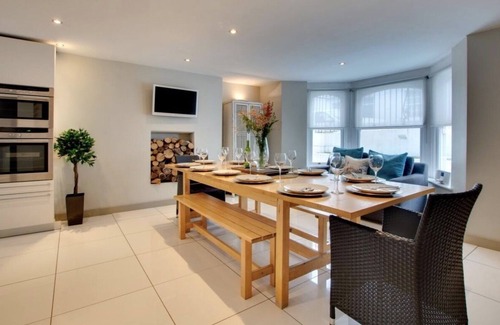 Brighton City Centre House | Contemporary City Centre Home with Ocean View & Pool