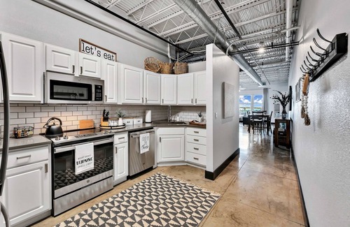 Brazos Apartment | Top-Rated Silo Boho Bungalow in Downtown Waco