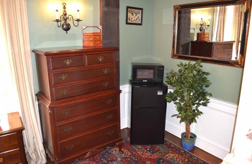 Salem Hotel | Discover Silsbee's by Daniels House: Family-Friendly Retreat