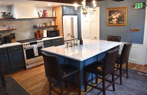 Salem Hotel | Delightful Silsbee's by Daniels House: Top-Rated Stay with Breakfast