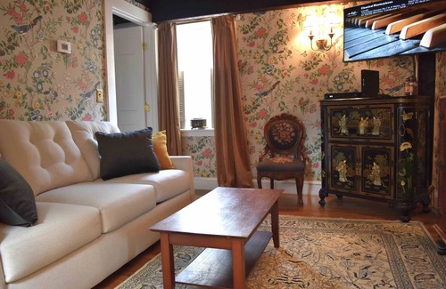 Salem Hotel | Delightful Silsbee's by Daniels House: Top-Rated Stay with Breakfast