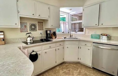 Silver Beach Cottage | Silver Beach: 3 Bedroom Cottage with Private Pool Access