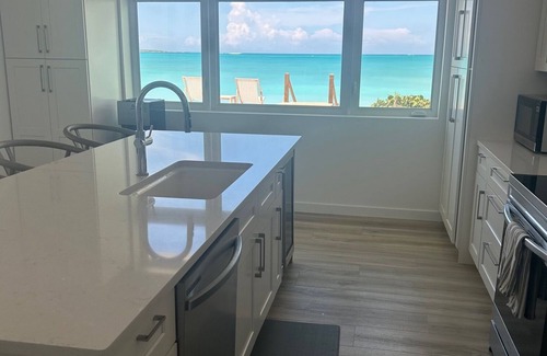Jimmy Hill House | Silver Beach House: Ultimate Getaway with Infinity Pool