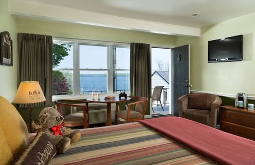 Hawley Hotel | Discover Silver Birches: Poolside Retreat with Dining Options