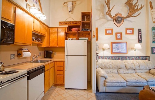 Snowshoe Condo | Winter's Wonderland: Cozy 2BR Condo with Spa & Hot Tub