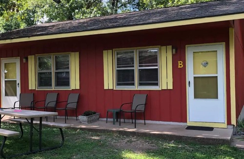 Indian Point Cottage | Idyllic Woodsy Retreat Near Silver Dollar City & Table Rock Lake