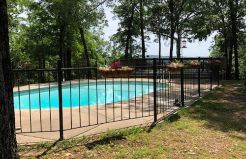 Indian Point Cottage | Idyllic Woodsy Retreat Near Silver Dollar City & Table Rock Lake