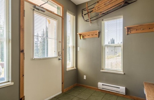 Silver Star Mountain Apartment | Silver Fox: Pet-Friendly Retreat with Hot Tub & 10/10 Score