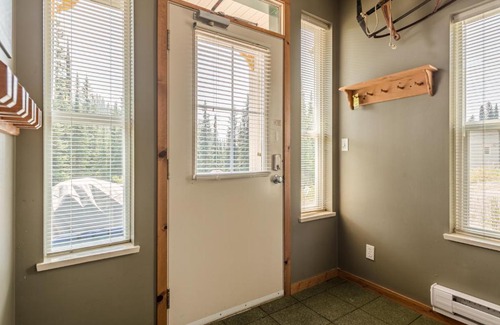 Silver Star Mountain Apartment | Silver Fox: Pet-Friendly Retreat with Hot Tub & 10/10 Score