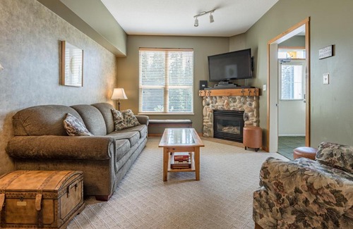 Silver Star Mountain Apartment | Silver Fox: Pet-Friendly Retreat with Hot Tub & 10/10 Score
