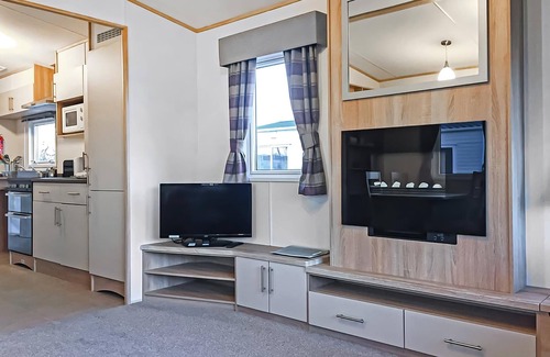 York House | Cozy Lake View Caravan with Kitchen and Breakfast Included