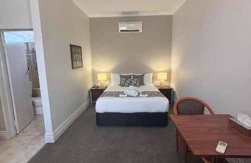 Broken Hill Hotel | Discover Silver Haven Motor Inn with Pool & Family Amenities