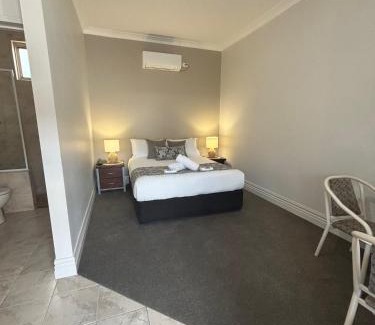 Broken Hill Hotel | Discover Silver Haven Motor Inn with Pool & Family Amenities