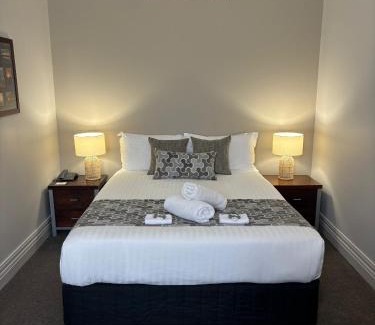 Broken Hill Hotel | Discover Silver Haven Motor Inn with Pool & Family Amenities