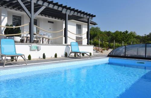 Balatonalmadi Apartment | Oceanfront Silver Home Apartman "A" with Pool & Hot Tub