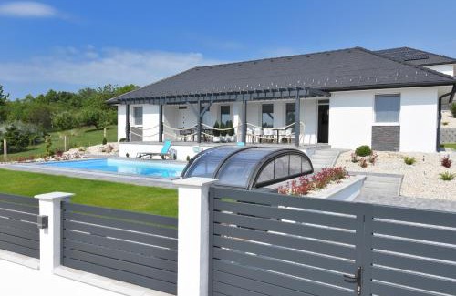 Balatonalmadi Apartment | Oceanfront Silver Home Apartman "A" with Pool & Hot Tub