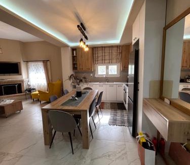 Asimi House | Silver House: Pet-Friendly Retreat with High Guest Ratings