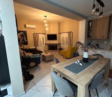 Asimi House | Silver House: Pet-Friendly Retreat with High Guest Ratings