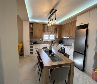 Asimi House | Silver House: Pet-Friendly Retreat with High Guest Ratings