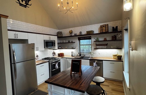 Castile Cottage | Silver Lake view Spa/Cottage in the Woods.