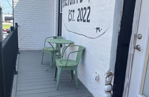 Chillicothe Apartment | Guest Rated 10/10: Silver Moon Heights Loft with Balcony