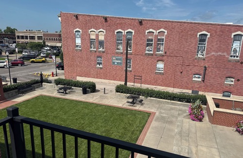 Chillicothe Apartment | Guest Rated 10/10: Silver Moon Heights Loft with Balcony