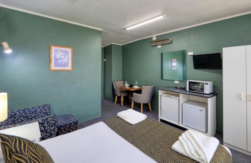 Gilgandra Hotel | Pet-Friendly Silver Oaks Motel with Pool & Breakfast Included