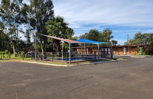 Gilgandra Hotel | Pet-Friendly Silver Oaks Motel with Pool & Breakfast Included