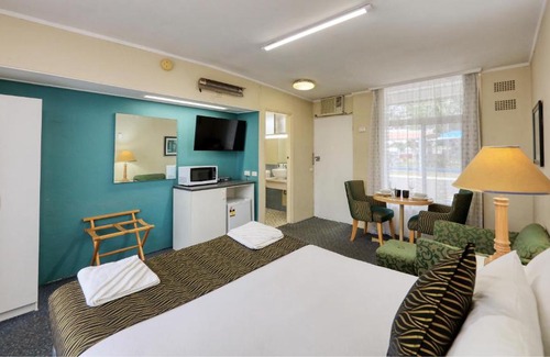 Gilgandra Hotel | Pet-Friendly Silver Oaks Motel with Pool & Breakfast Included