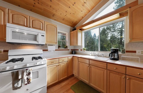 Idyllwild Hotel | Relax at Silver Pines Lodge: Spa, Breakfast & Family-Friendly
