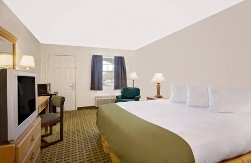 Kingman Hotel | Relax at Silver Queen Inn with Pool, Spa & Breakfast Included