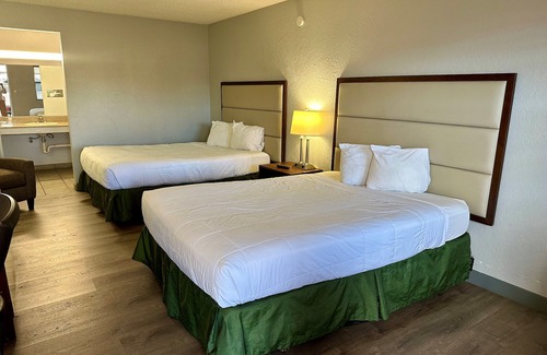 Kingman Hotel | Relax at Silver Queen Inn with Pool, Spa & Breakfast Included