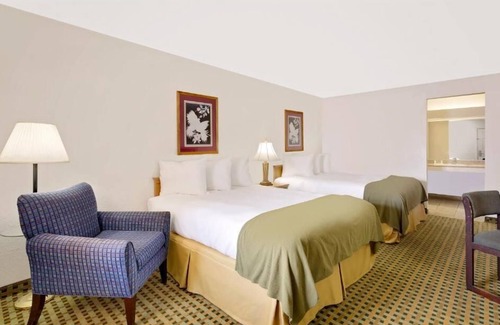 Kingman Hotel | Relax at Silver Queen Inn with Pool, Spa & Breakfast Included