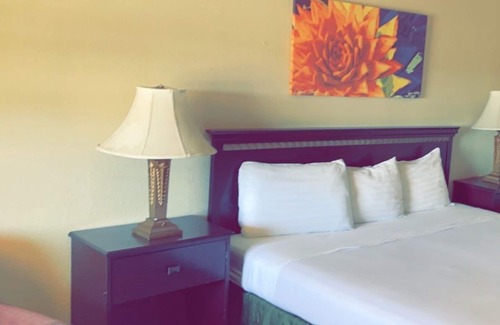 Kingman Hotel | Relax at Silver Queen Inn with Pool, Spa & Breakfast Included