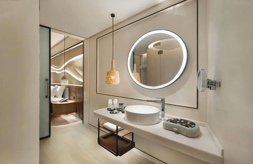 Huizhou Hotel | Discover Silver Sands Hotel by RìChū: Pool, Spa & Family Fun