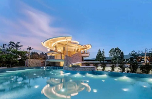 Huizhou Hotel | Discover Silver Sands Hotel by RìChū: Pool, Spa & Family Fun