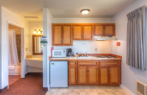 Rockaway Beach Hotel | Welcoming Silver Sands Motel: Family-Friendly and Breakfast Included