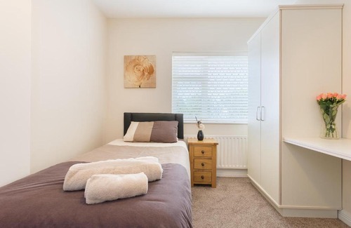 Roscoe House | Eco-Friendly Retreat at Silver Sea with Hot Tub & Kitchen